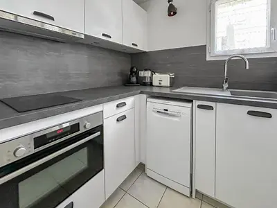 Cuisine ou kitchenette dans l'établissement Maison cosy à 2 pas du port et de la plage