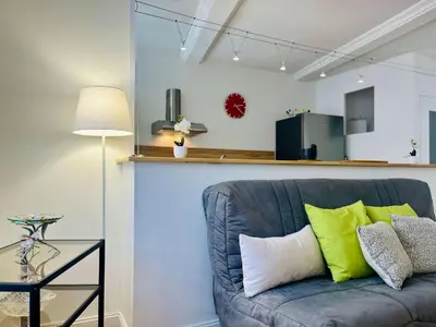 Cuisine ou kitchenette dans l'établissement The Duplex des Flots In the heart of Grandcamp just steps from the beach