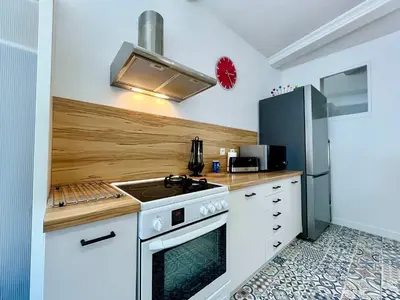 Cuisine ou kitchenette dans l'établissement The Duplex des Flots In the heart of Grandcamp just steps from the beach