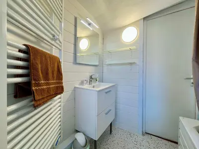 Salle de bains dans l'établissement The Duplex des Flots In the heart of Grandcamp just steps from the beach