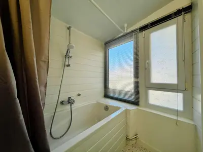 Salle de bains dans l'établissement The Duplex des Flots In the heart of Grandcamp just steps from the beach