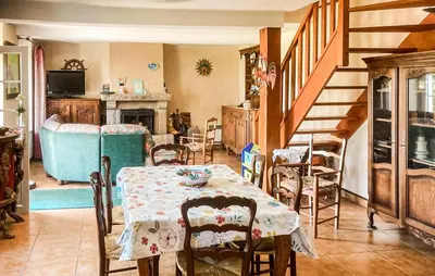 Cuisine ou kitchenette dans l'établissement 2 Bedroom Amazing Home In Janville