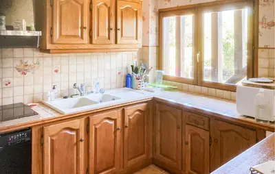 Cuisine ou kitchenette dans l'établissement 2 Bedroom Amazing Home In Janville