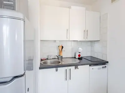 Cuisine ou kitchenette dans l'établissement Apartment Les christophines-5 by Interhome