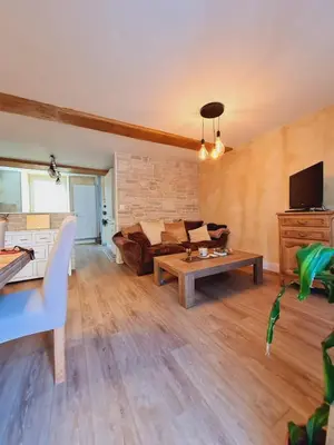 Télévision ou salle de divertissement dans l'établissement La maison de Roméo