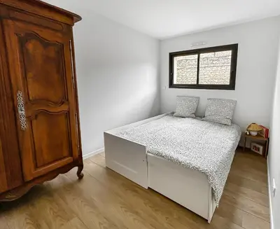 Un ou plusieurs lits dans un hébergement de l'établissement Maison moderne et spacieuse près de la mer