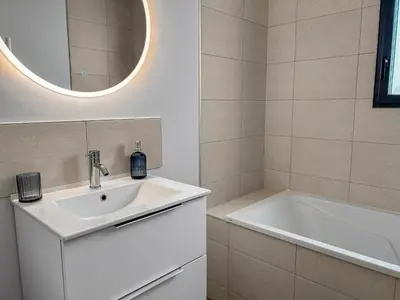 Salle de bains dans l'établissement Maison moderne et spacieuse près de la mer