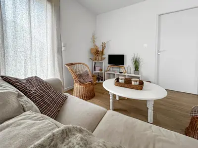 Télévision ou salle de divertissement dans l'établissement Maison moderne et spacieuse près de la mer