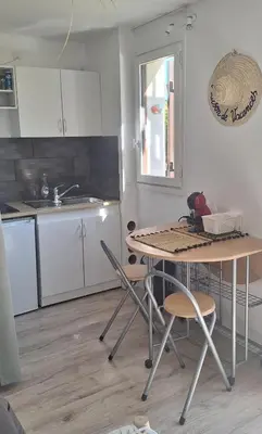 Cuisine ou kitchenette dans l'établissement Studio - Merville Franceville 200 m de la plage