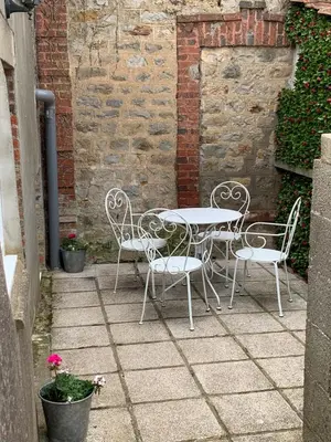 Terrasse ou espace extérieur de l'établissement La Petite Maison, Perrou, Normandy, Orne