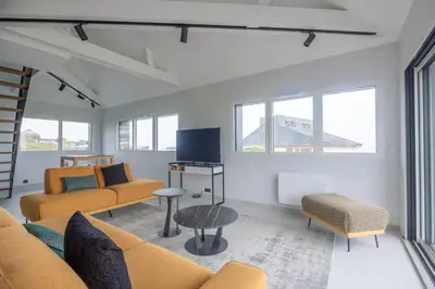 Télévision ou salle de divertissement dans l'établissement Midgard Villa vue sur mer
