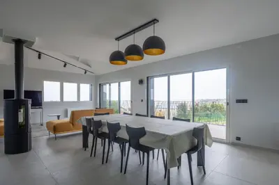 Coin salon dans l'établissement Midgard Villa vue sur mer