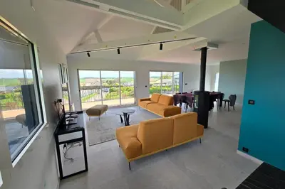 Coin salon dans l'établissement Midgard Villa vue sur mer