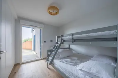 Un ou plusieurs lits dans un hébergement de l'établissement Midgard Villa vue sur mer