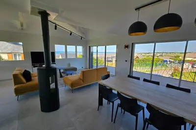 Coin salon dans l'établissement Midgard Villa vue sur mer