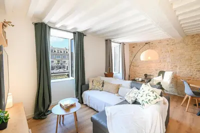 Coin salon dans l'établissement A Fleur de Quai - Vue sur le port