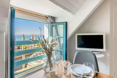 Télévision ou salle de divertissement dans l'établissement Bord de l'eau 5 - Studio - Sea view