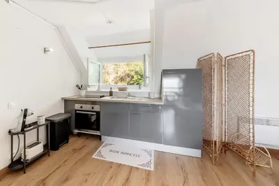Cuisine ou kitchenette dans l'établissement Bord de l'eau 5 - Studio - Sea view