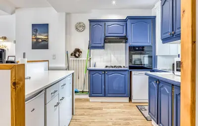Cuisine ou kitchenette dans l'établissement 2 Bedroom Gorgeous Apartment In Carentan