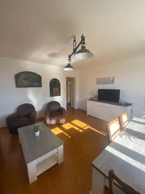 Télévision ou salle de divertissement dans l'établissement BEAU DUPLEX 80 m2 100 metre de la plage