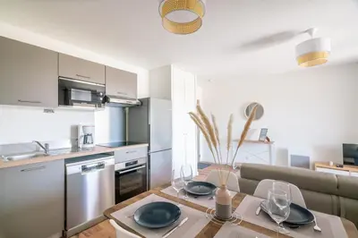 Cuisine ou kitchenette dans l'établissement Ambiance Mer - Avec terrasse