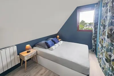 Un ou plusieurs lits dans un hébergement de l'établissement F2 cosy avec balcon