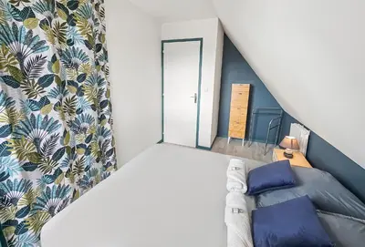 Un ou plusieurs lits dans un hébergement de l'établissement F2 cosy avec balcon