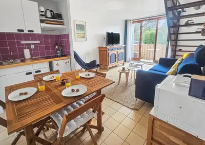 Coin salon dans l'établissement F2 cosy avec balcon