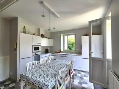 Cuisine ou kitchenette dans l'établissement Charming house close to the centre in Granville