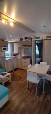 Cuisine ou kitchenette dans l'établissement Omaha beach mobilhome