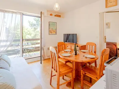 Télévision ou salle de divertissement dans l'établissement Apartment Le Sporting-18 by Interhome