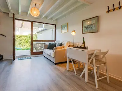 Coin salon dans l'établissement Apartment La Guillaumière-3 by Interhome