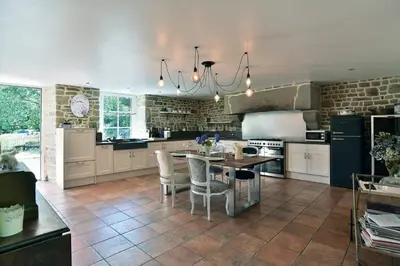 Cuisine ou kitchenette dans l'établissement La Bloutière - Avec grand jardin