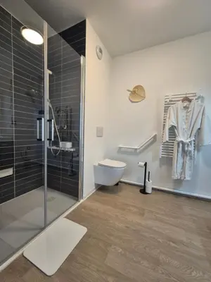 Salle de bains dans l'établissement Oh Activ Donville-Les-Bains - Résidence Services Seniors