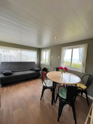 Coin salon dans l'établissement Le Ribeiro, Maison vue sur mer - 30m de la plage