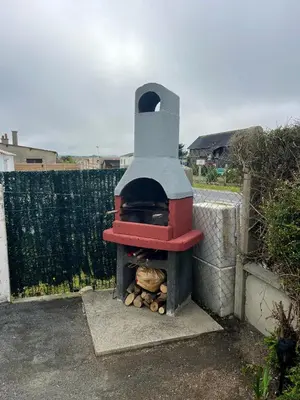 Barbecue disponible mis à disposition des clients de la maison de vacances