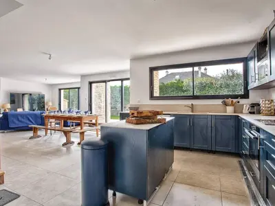 Cuisine ou kitchenette dans l'établissement Maison Moderne et Spacieuse à 50m de la Plage pour 12 personnes - FR-1-788-86