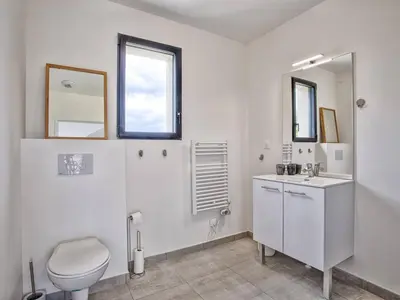 Salle de bains dans l'établissement Maison Moderne et Spacieuse à 50m de la Plage pour 12 personnes - FR-1-788-86