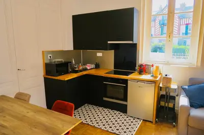 Cuisine ou kitchenette dans l'établissement Bel appartement lumineux Cabourg - 30 m de la mer - Jardin