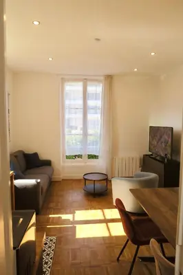 Télévision ou salle de divertissement dans l'établissement Bel appartement lumineux Cabourg - 30 m de la mer - Jardin