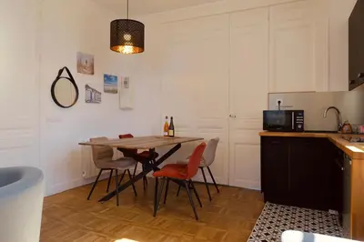 Cuisine ou kitchenette dans l'établissement Bel appartement lumineux Cabourg - 30 m de la mer - Jardin