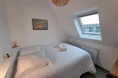 Un ou plusieurs lits dans un hébergement de l'établissement Equipped apartment on the edge of Cabourg Beach