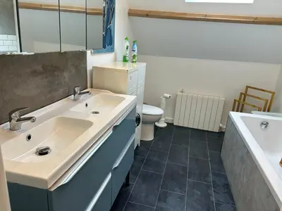 Salle de bains dans l'établissement Maison de famille Normande