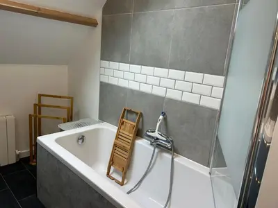Salle de bains dans l'établissement Maison de famille Normande