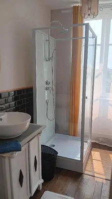 Salle de bains dans l'établissement Le domaine du Champ Han
