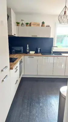 Cuisine ou kitchenette dans l'établissement Maison familiale 3 chambres - Jardin clos BBQ linge inclus - Entre Caen & la Mer - Parking - arrivée autonome - professionnels bienvenus