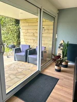Coin salon dans l'établissement Maison familiale 3 chambres - Jardin clos BBQ linge inclus - Entre Caen & la Mer - Parking - arrivée autonome - professionnels bienvenus