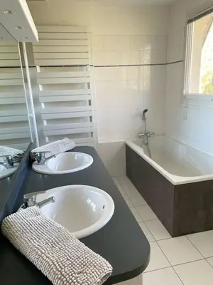 Salle de bains dans l'établissement Grande villa avec piscine chauffée et Jacuzzi