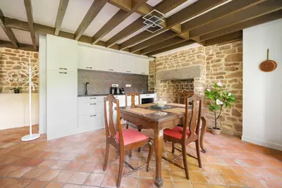 Cuisine ou kitchenette dans l'établissement La Maison de Montsecret - Maison paisible pour 6p