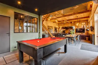 Billard dans l'établissement Le Gite du Domaine Constant - Loft Style Industriel Chic - jardin & espace jeux